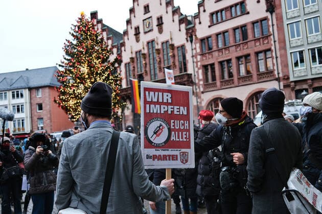 Bilder des Jahres 2020, News 12 Dezember News Themen der Woche KW50 12.12.2020, Frankfurt, DEU Querdenker und Antifa Demonstranten treffen sich auf dem Roemerberg in Frankfurt. Anhaenger von Die Partei sind auch dabei *** 12 12 2020, Frankfurt, DEU Lateral thinkers and antifa demonstrators meet on the Roemerberg in Frankfurt Supporters of Die Partei are also present