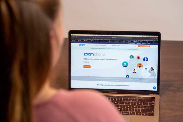 Feature Social Media 12.12.2020: Medien, Internet, Social Media: Eine Frau sitzt vor einem Laptop und sieht sich die Internetseite von Zoom an. Foto: Neundorf Kirchner-Media Remscheid Sportpark Höhenberg Nordrhein-Westfalen Deutschland Copyright: xNeundorf Kirchner-Mediax