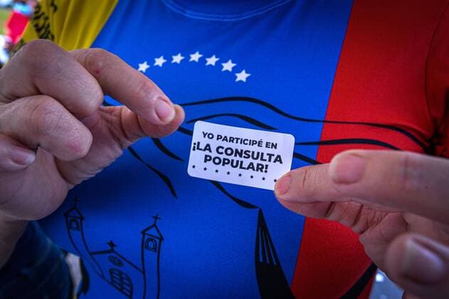 Bilder des Jahres 2020, News 12 Dezember News Themen der Woche KW50 News Bilder des Tages A Venezuelan citizen shows a sticker about his participation in the vote of the popular consultation promoted by the Venezuelan opposition leader Juan Guaido, from Doral Central Park, in Doral, Miami-Dade, Florida, United States, 12 December 2020. The community of Venezuelans living in Miami joined this Saturday in the face-to-face session of the popular consultation promoted by Guaido with which it seeks to measure the rejection of the last legislative elections, and whose results have been rejected by the United States Government. In the Miami metropolitan area, in southern Florida (USA), three of the 52 face-to-face points have been installed at the disposal of Venezuelans who want to participate in the consultation. Venezuelans in Miam  Copyright: xGiorgioxVierax AME4787 20201212-637434014846210075