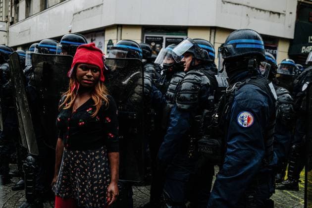 Bilder des Jahres 2020, News 12 Dezember News Themen der Woche KW50 News Bilder des Tages A demonstrator disguised as Marianne is in front of the police. Thousands of people demonstrated on Saturday, December 12, for the third week in a row in France, without major incidents, to denounce the highly controversial Global Security Law proposal and the government s bill on separatism . Called by a group of left-wing unions, associations and political movements, this new day of mobilization took place under a very strong police presence, particularly in Paris, where numerous units of CRS and mobile gendarmes closely supervised the thousands of people - 10,000 according to the organizers - who were demonstrating from the Place du Chatelet to the Place de la Republique.  JanxSchmidt-Whitley LexPictorium LePictorium_0239347
