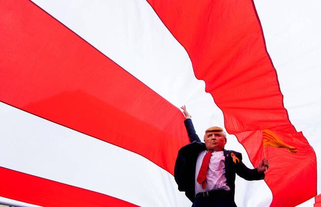 Bilder des Jahres 2020, News 12 Dezember News Themen der Woche KW50 News Bilder des Tages A Trump supporters in a mask Trump rallies under a giant American flag on Pennsylvania Ave. in Washington, DC on Saturday, December 12, 2020. Large groups of supporters of President Donald Trump are marching on the the Nation s capital as they allege, without evidence, that President-elect Joe Biden stole the U.S. election from Donald Trump.  WAP20201212364 KEVINxDIETSCH