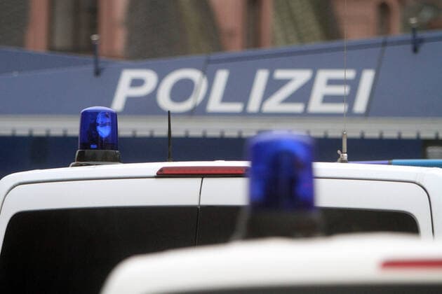 Nachdem die angekündigte Demo der Organisation Querdenken in der Innenstadt Frankfurt aufgrund öffentlicher Gefährdung durch Nichtvorliegen eines Hygienekonzept s gerichtlich verboten wurde, forderten die Organisatoren Demonstranten dennoch zur Fahrt nach Frankfurt auf. Ein großes Polizeiaufgebot sichert darauf die Stadt, um spontane Zusammenkünfte der Coronaleugner zu verbieten. Ein Wasserwerfer steht mit Mannschaftswagen an der Hauptwache, Hessen, Deutschland