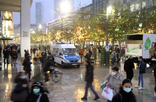 News Bilder des Tages Nachdem die angekündigte Demo der Organisation Querdenken in der Innenstadt Frankfurt aufgrund öffentlicher Gefährdung durch Nichtvorliegen eines Hygienekonzept s gerichtlich verboten wurde, forderten die Organisatoren Demonstranten dennoch zur Fahrt nach Frankfurt auf. Ein großes Polizeiaufgebot sichert darauf die Stadt, um spontane Zusammenkünfte der Coronaleugner zu verbieten. Mannschaftswagen der Landespolizei steht in der Fußgängerzone und Einkaufsstraße Zeil an der Konstablerwache, Hessen, Deutschland