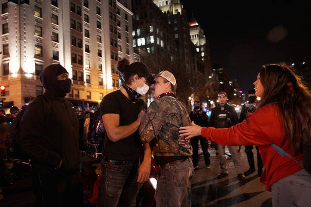Bilder des Jahres 2020, News 12 Dezember News Themen der Woche KW50 News Bilder des Tages December 12, 2020, Washington Dc, U.S.A: A Trump and Proud Boy supporter clashed with a left side protestor. The Proud Boys clashed with left-side protestors in Washington DC during a protest in support of President Donald Trump. Washington Dc U.S.A. - ZUMAd211 20201212_zap_d211_033 Copyright: xAllisonxDinnerx