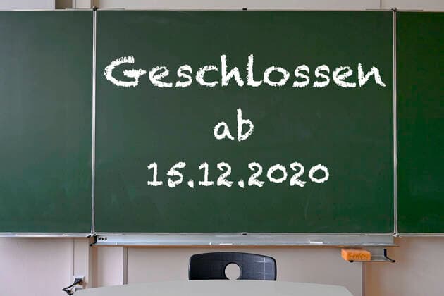 Tafel mit Aufschrift GESCHLOSSEN, harter Lockdown ab 15.12.2020 in Deutschland, Klassenzimmer, Corona-Krise, Deutschland Tafel Harter Lockdown Corona