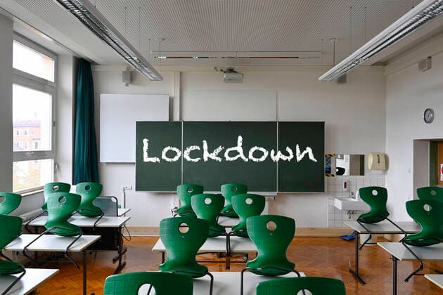Tafel mit Aufschrift LOCKDOWN, harter Lockdown ab 16.12.2020 in Deutschland, Klassenzimmer, Corona-Krise, Deutschland Tafel Harter Lockdown Corona