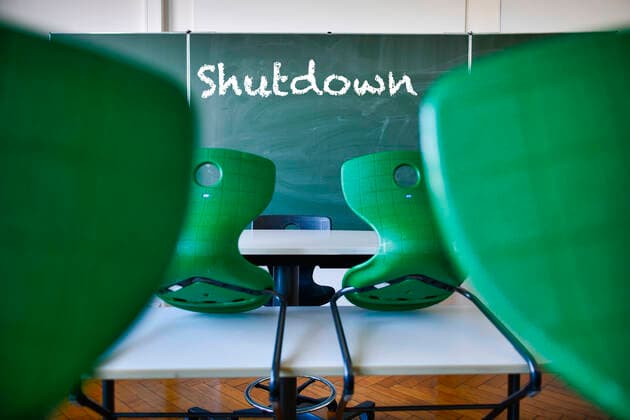 Tafel mit Aufschrift SHUTDOWN, harter Lockdown ab 16.12.2020 in Deutschland, Klassenzimmer, Corona-Krise, Deutschland Tafel Harter Lockdown Corona