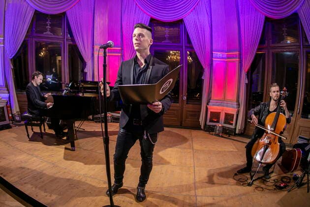 The Dark Tenor - bürgerlich: Billy Andrews (41) - mit Eric Krüger (li, 37, Piano)) und Ilja John Lappin (re., 32, Cello, Gitarre) während des Livestreams ihres akustischen Weihnachtskonzertes aus dem Schloß Albrechtsberg in Dresden.