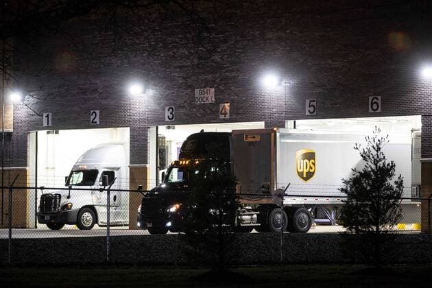 Bilder des Jahres 2020, News 12 Dezember News Themen der Woche KW50 News Bilder des Tages December 13, 2020, USA: A FedEx and a UPS trucks back into the loading dock at Pfizer Global Supply in Portage, Mich., Sunday, Dec. 13, 2020. USA - ZUMAm67_ 20201213_zaf_m67_006 Copyright: xJunfuxHan,xDetroitxFreexPressx