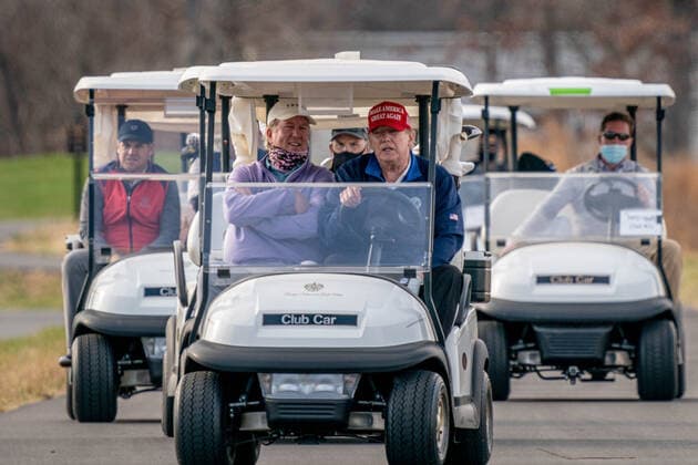 News Bilder des Tages United States President Donald J. Trump drives his golf cart, number 45, as he plays golf at Trump National Golf Club in Sterling, Virginia on Sunday, December 13, 2020.  WAP20201213505 KenxCedeno