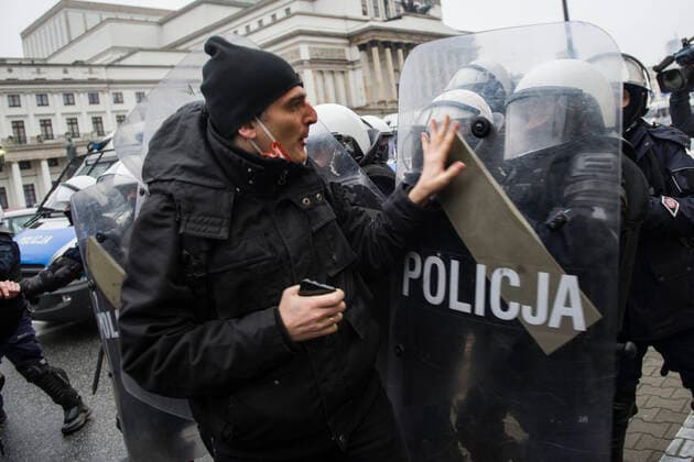 Bilder des Jahres 2020, News 12 Dezember News Themen der Woche KW50 News Bilder des Tages December 13, 2020, Warsaw, Masovian, Poland: A protester confronts the riot police officer during the demonstration.. We re going for freedom. We re going for everything! (Idziemy po Wolno??. Idziemy po Wszystko!). This was the slogan of a protest in the form of a march organized by the Women s Strike (Strajk Kobiet) against the ruling Law and Justice (PiS) party and the decision of the Constitutional Court that ruled in October to further tighten the country s already restrictive abortion law. The Entrepreneurs Strike organization (Strajk Przedsiebiorcow) and representatives of various other groups and professions joined the protest. Protesters marched from Warsaw s center to Jaroslaw Kaczynski s house - the leader of the Law and Justi - ZUMAs197 20201213_zaa_s197_062 Copyright: xAttilaxHusejnowx