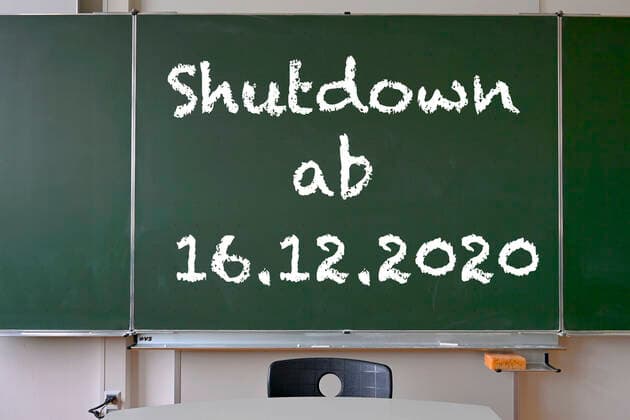 Tafel mit Aufschrift SHUTDOWN, harter Lockdown, Shutdown ab 16.12.2020 in Deutschland, Klassenzimmer, Corona-Krise, Deutschland Tafel Harter Lockdown Corona