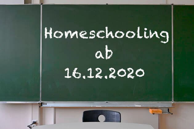 Tafel mit Aufschrift HOMESCHOOLING, harter Lockdown, Shutdown ab 16.12.2020 in Deutschland, Klassenzimmer, Corona-Krise, Deutschland Tafel Harter Lockdown Corona