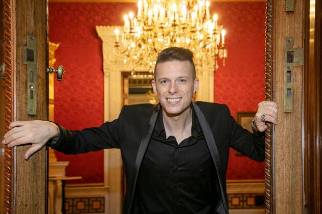 The Dark Tenor - bürgerlich: Billy Andrews (41) im Schloß Albrechtsberg Dresden. Von hier überträgt er einen Livestream seines akustischen Weihnachtskonzertes ins Internet.