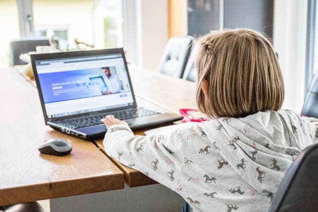 Bamberg, Deutschland 13. Dezember 2020: Ein Schulkind sitzt an einem Tisch in einer Wohnung und arbeitet mit einem Laptop und löst Aufgaben im Homeschooling. Bayern Copyright: xFotostandx xK.xSchmittx