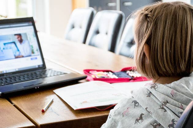 Bamberg, Deutschland 13. Dezember 2020: Ein Schulkind sitzt an einem Tisch in einer Wohnung und arbeitet mit einem Laptop und löst Aufgaben im Homeschooling. Bayern Copyright: xFotostandx xK.xSchmittx