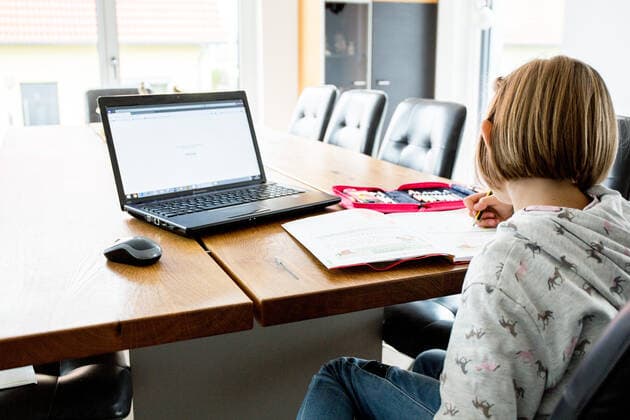 Bamberg, Deutschland 13. Dezember 2020: Ein Schulkind sitzt an einem Tisch in einer Wohnung und arbeitet mit einem Laptop und löst Aufgaben im Homeschooling. Bayern Copyright: xFotostandx xK.xSchmittx
