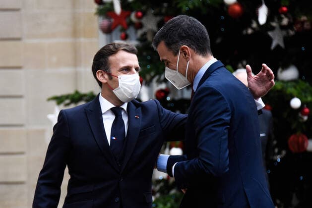 Arrivee au Palais de l Elysee de Pedro SANCHEZ ( President du gouvernement d Espagne ) - Emmanuel Macron ( president de la Republique ) - NEWS : Emmanuel Macron avec le President d Espagne - Paris - 14 12 2020 FedericoPestellini Panoramic 