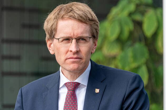 Kiel. 14.12.2020 Landeshaus Der Ministerpräsidenten Dr. Daniel Günther an der Pressekonferenz zu der beschlossenen Corona-Bekämpfungsverordnung nicht teilnehmen. Der Ministerpräsident hatte Kontakt mit einer infizierten Person und befindet sich in Quarantäne. Gesundheitsminister Dr. Heiner Garg übernimmt als Stellvertreter die Veranstaltung und erklärt den erschienenen Pressevertretern die Lage.