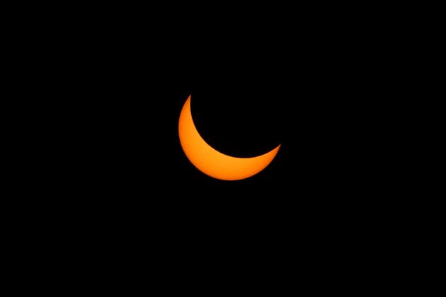 Bilder des Jahres 2020, News 12 Dezember News Bilder des Tages Santiago 14 Diciembre 2020 Comienza eclipse solar visto dede Santiago. Javier Salvo Aton Chile, Santiago Chile Aton_471001 *** Santiago 14 December 2020 Solar eclipse begins as seen from Santiago Javier Salvo Aton Chile, Santiago Chile Aton 471001  Copyright: JAVIERxSALVO ATONxCHILE