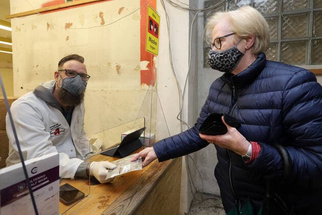 Bilder des Jahres 2020, News 12 Dezember News Bilder des Tages FFP2 Maskenausgabe, eine Frau holt sich die kostenlosen FFP2 Masken in der Apotheke, die Glueckauf Apotheke in Niederschelden hat einen Extra Raum neben der eigentlichen Apotheke wo die Masken an die besonders gefaerhdeten Personen ausgegeben werden, der Inhaber der Glueckauf Apotheke Henning Schweisfurth li. uebergibt die FFP2 Masken an eine Frau FFP2 Maskenausgabe, Coronavirus am 15.12.2020 in Siegen Deutschland. *** FFP2 masks distribution, a woman gets the free FFP2 masks in the pharmacy, the Glueckauf pharmacy in Niederschelden has an extra room next to the actual pharmacy where the masks are distributed to the specially targeted persons, the owner of the Glueckauf pharmacy Henning Schweisfurth li hands over the FFP2 masks