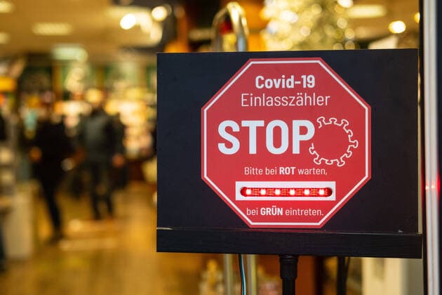 Ampel zur Einlasskontrolle von Kunden in einem Geschäft in Düsseldorf Düsseldorf Nordrhein-Westfalen Deutschland