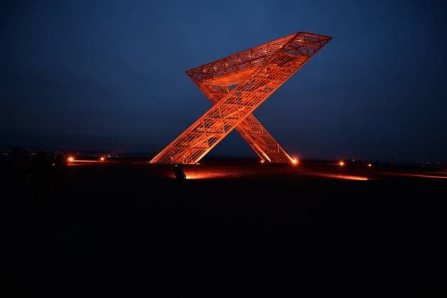 Der Förderverein BergbauErbe Saar beteiligt sich an der Kampagne Orange the World und lässt am Donnerstag (10.12.2020) zum internationalen Tag der Menschenrechte das Saar Polygon auf der Bergehalde Ensdorf Orange leuchten. *** The Förderverein BergbauErbe Saar is taking part in the Orange the World campaign and will let the Saar Polygon on the Ensdorf tailings pile glow orange on Thursday 10 12 2020 on International Human Rights Day. bub