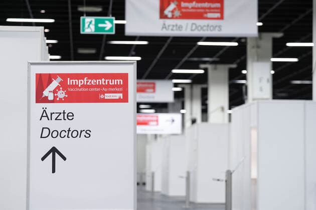 Pressekonferenz und Rundgang durch das Impfzentrum in der Messe Koeln Aktuell, 15.12.2020, Koeln; Symbolfoto und Symbolbild Arzt und Doctor Kabinen mit Wartebereich im neuen Impfzentrum der Stadt Koeln auf dem Gelaende der Koelnmesse Koeln Nordrhein-Westfalen Deutschland