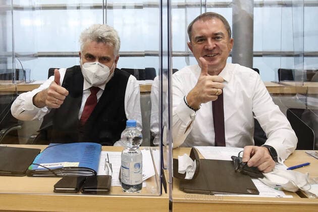 News Bilder des Tages Wirtschaftsminister Prof. Dr. Armin Willingmann (Sachsen Anhalt) und Kultusminister Marco Tullner (CDU,Sachsen Anhalt) freuen sich ueber den neuen Plexiglasschutz - Landtagssitzung im Landtag von Sachsen Anhalt beginnt mit einer Regierungserklärung vom Ministerpräsidenten zum Stand der Massnahmen zur Corona Pandemie und die zu ihrer Bekämpfung notwendigen Massnahmen, zum ersten mal seit Beginn der Corona Pandemie sind wieder alle 87 Abgeordneten auf ihrem eigenen Platz zur Sitzung im Plenarsaal zugelassen. Es wurden für jeden Abgeordneten Plexiglaskabinen auf seinem Platz gebaut.