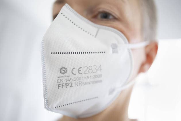 Symbolfoto zum Thema FFP2 Maske. Eine Frau traegt eine FFP2-Maske. Berlin, 15.12.2020 Berlin Deutschland
