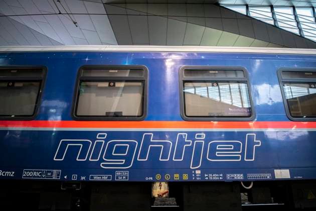 Nachtzug: ÖBB Nightjet *** Night train: Austrian railways nightjet Die österreichischen Bundesbahnen bauen die Fernstreckenverbindungen aus, welche mit speziellen Nachtzügen mit Liege- und Schlafwaggons befahren werden. Im Bild: Eine von Düsseldorf kommende ,,nightjet Zuggarnitur hält am Wiener Hauptbahnhof. Wien, Österreich. Dezember 2020 *** The Austrian Railways extend their rail network for new long distance destinations. A special overnight sleeping train is getting used for these distances. Picture: ,,Nightjet train coming from Düsseldorf Germany stops in the Vienna train main station. Vienna, Austria. December 2020 1100 Wien, Hauptbahnhof 