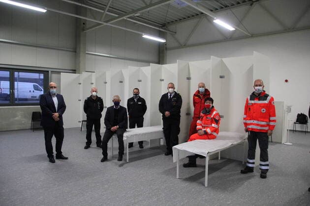 Impfzentrum in Salzgitter - Hans-Birnbaum-Straße Foto und Luftaufnahmen Das Impfzentrum der Stadt Salzgitter soll bereit stehen. Salzgitters Oberbürgermeister Frank Klingebiel Und Fachdienstleiter der Feuerwehr Arne Sicks, machten sich heute vor Ort ein Bild von den letzen Vorbereitungen. In dem Gebäudekomplex der Hans-Birnbaum-Str. in Salzgitter. Es fehlt einzig und allein an Impfstoff. Zunächst sind zwei sogenannte Impfzüge geplant. Die Kapazitäten können aber weiter auf vorhandene Gebäudeteile ausgebaut werden. Impfberechtigung und Termine werden voraussichtlich durch das Land Niedersachsen zugeteilt. Impfzentrum, Salzgitter, Niedersachsen, Harzvorland, Corona, Covid19, Deutschland Copyright: xMartinxDziadekx