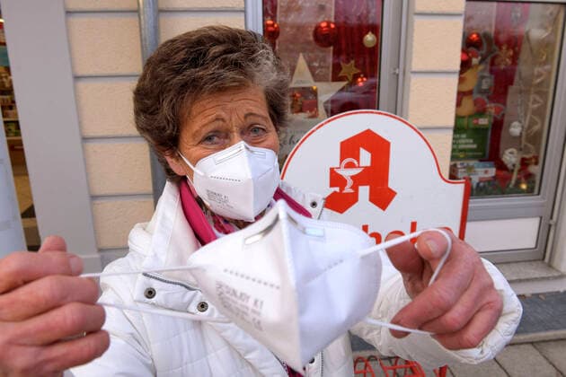 15.12.2020, (MODELRELEASED) Start der Maßnahme der Bundesregierung, ab heute Kostenlose Abgabe von FFP2-Masken an die Bevölkerung wegen Corona-Virus-Pandemie, hier an einer Stephans-Apotheke in Mindelheim, wer über 60 Jahre alt oder chronisch krank ist, kann ab heute drei Profi-Masken zum Schutz vor dem Coronavirus bekommen. Rentnerin Christa Feil aus Mindelheim hat ihre Masken an der Apotheke abgeholt. 15.12.2020, Kostenlose FFP2-Masken Verteilung 15.12.2020, Kostenlose FFP2-Masken Verteilung