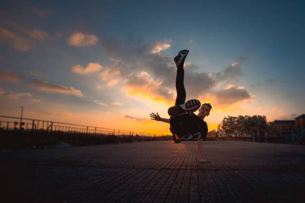 Teenager break dancing in evening park, Model released Copyright: xAlbertoxMenendezx MR