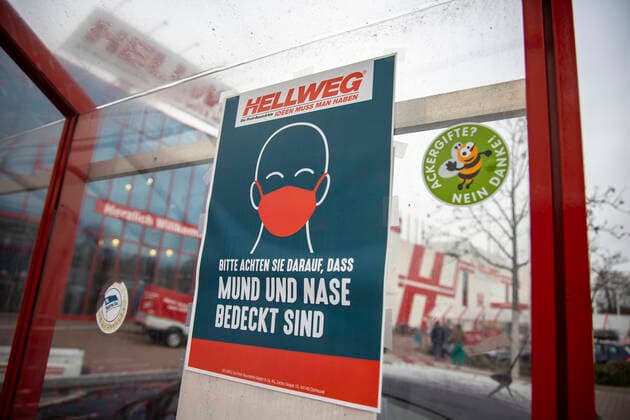 Maskenpflichthinweis bei Hellweg in Berlin am 15. Dezember 2020. Eine grosse Zahl von Menschen ist heute in der Stadt unterwegs vor der morgigen Inkrafttreten des harten Lockdown mit der Schliessung, von Einzelhandel, Baumaerkte, Friseure usw. Letzter Tag vor dem harten Lockdown in Berlin