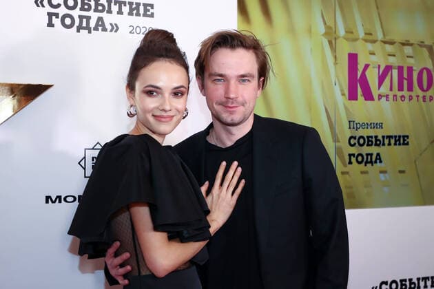Bilder des Jahres 2020, Entertainment 12 Dezember Entertainment Bilder des Tages MOSCOW, RUSSIA - DECEMBER 15, 2020: Actors Anastasiya Miloslavskaya (L) and Alexander Petrov attend a ceremony to present the Event of the Year 2020 awards held by the Cinema Reporter magazine at the Yura restaurant. The Cinema Reporter magazine was established by the editorial staff of the Russian version of The Hollywood Reporter. Anton Novoderezhkin TASS  TS0F1BB5