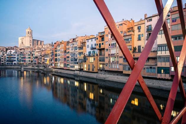 IMAGO Creative, Jahreszeit Sommer, Sommer in der Stadt Picturesque city scenery of apartment buildings located on canal in early evening Copyright: xAlexxSalcedox Model Released