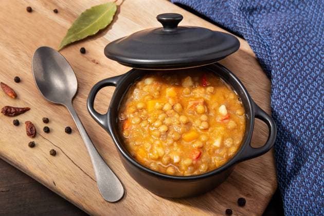 IMAGO Creative: Herbst, Kulinarische Klassiker Traditional spanish lentil soup. Slow food concept Copyright: xAndresxVictorerox Model Released