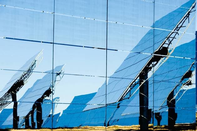 IMAGO Creative: Dichotomien, Reflexionen - Architektur IMAGO Creative: Corporate: Klimaschutz, Digitalisierung und Urbanisierung Reflection of modern solar panels on glass wall during sunny day in photovoltaic power station in countryside Copyright: xCienxXxCienxStudiox Model Released