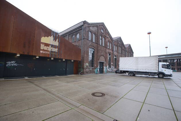 15.12.2020 Dortmund In der Halle der Warsteiner Music Hall installiert die Stadt Dortmund ihr Impfzentrum gegen den Coronavirus. Die Feuerwehr hat den Aufbau gemanagt. Nach einem Probelauf ist die Einrichtung auf dem ehemaligen Industriegelände Phoenix-West einsatzbereit. Einige letzte Handgriffe müssen noch erledigt werden. Das Wichstigste was fehlt ist der Impfstoff. Die Genehmigung könnte noch vor Weihnachten kommen.