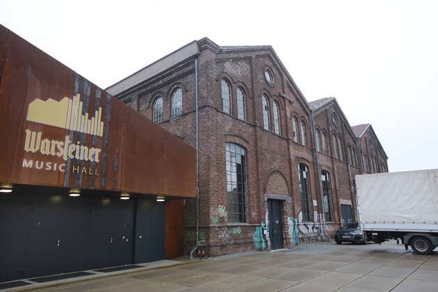 15.12.2020 Dortmund In der Halle der Warsteiner Music Hall installiert die Stadt Dortmund ihr Impfzentrum gegen den Coronavirus. Die Feuerwehr hat den Aufbau gemanagt. Nach einem Probelauf ist die Einrichtung auf dem ehemaligen Industriegelände Phoenix-West einsatzbereit. Einige letzte Handgriffe müssen noch erledigt werden. Das Wichstigste was fehlt ist der Impfstoff. Die Genehmigung könnte noch vor Weihnachten kommen.