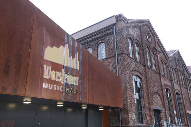 15.12.2020 Dortmund In der Halle der Warsteiner Music Hall installiert die Stadt Dortmund ihr Impfzentrum gegen den Coronavirus. Die Feuerwehr hat den Aufbau gemanagt. Nach einem Probelauf ist die Einrichtung auf dem ehemaligen Industriegelände Phoenix-West einsatzbereit. Einige letzte Handgriffe müssen noch erledigt werden. Das Wichstigste was fehlt ist der Impfstoff. Die Genehmigung könnte noch vor Weihnachten kommen.