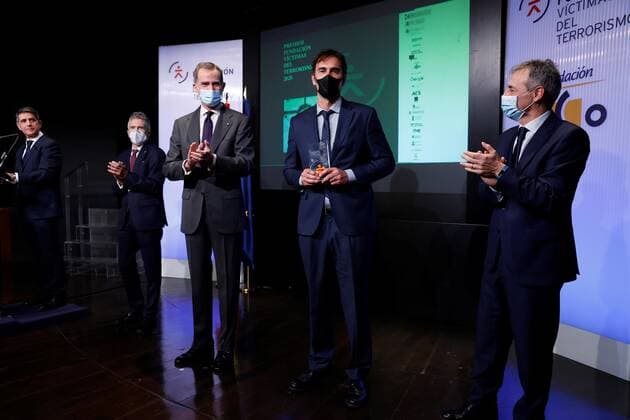 Spain s King Felipe VI (3-L) applauds one of the winners (2-R) during the 17th Victims of Terrorism Foundation awarding ceremony in Madrid, Spain, 16 December 2020. 17th Victims of Terrorism Foundation Awards !ACHTUNG: NUR REDAKTIONELLE NUTZUNG!  Copyright: xChemaxMoyax GRAF6399 20201216-637437233298076675
