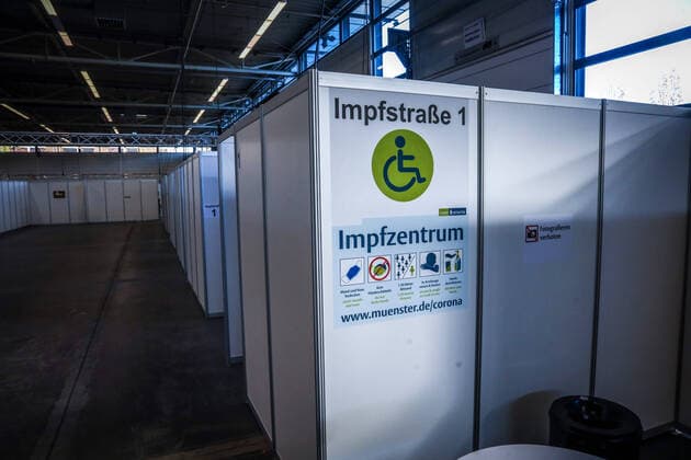 Impfzentrum Münster ist betriebsbereit DEU, Deutschland, Nordrhein-Westfalen, Münster, 16.12.2020: Die Feuerwehr Münster hat die Betriebsfähigkeit der städtischen Impf-Zentrale in der Messehalle Nord des MCC Halle Münsterland hergestellt. Wenn der Impfstoff zur Verfügung steht können Bürgerinnen und Bürger dort geimpft werden. Für den medizinischen Bereich ist die Kassenärztlichen Vereinigung Westfalen Lippe (KVWL) verantwortlich.