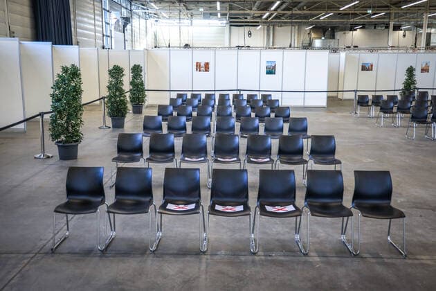 Impfzentrum Münster ist betriebsbereit DEU, Deutschland, Nordrhein-Westfalen, Münster, 16.12.2020: Die Feuerwehr Münster hat die Betriebsfähigkeit der städtischen Impf-Zentrale in der Messehalle Nord des MCC Halle Münsterland hergestellt. Wenn der Impfstoff zur Verfügung steht können Bürgerinnen und Bürger dort geimpft werden. Für den medizinischen Bereich ist die Kassenärztlichen Vereinigung Westfalen Lippe (KVWL) verantwortlich.
