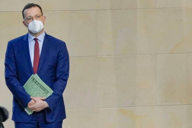 Deutscher Bundestag 201. Sitzung Plenarsitzung und Debatte Aktuell, 16.12.2020, Berlin, Jens Spahn, der Bundesgesundheitsminister wartet angespannt mit Mappe des BMG in der Hand beim Betreten des Plenarsaal bei der 201. Sitzung des Deutschen Bundestag in Berlin Berlin Berlin Deutschland