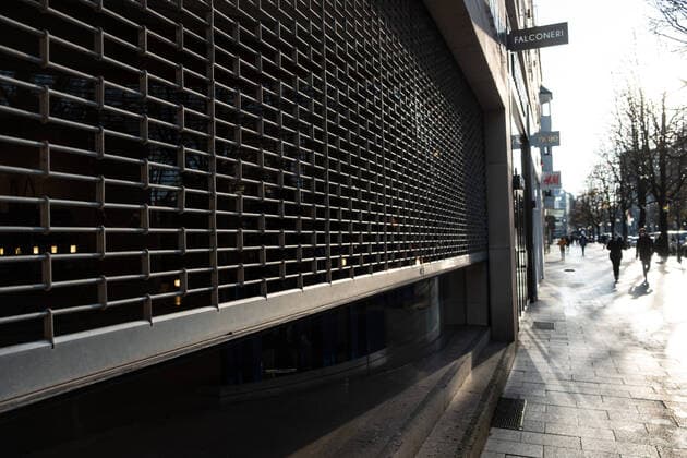 Geschlossenes Geschäft mit Gitter vor dem Schaufenster auf der Düsseldorfer Königsallee am ersten Tag des Lockdowns NUR FÜR REDAKTIONELLE NUTZUNG - EDITORIAL USE ONLY Düsseldorf Nordrhein-Westfalen Deutschland