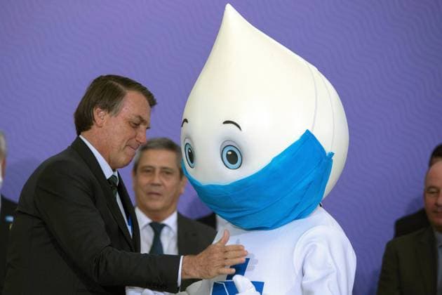 Bilder des Jahres 2020, News 12 Dezember News Bilder des Tages Brasilia (Brazil), 16 12 2020.- The president of Brazil, Jair Bolsonaro, poses for photos with the mascot Ze Gotinha, a traditional character in Brazil created to raise awareness about vaccines, during the launch of the National Vaccination Plan against covid-19, at the Planalto Palace in Brasilia, Brazil, 16 December 2020. The Brazilian Government presented this Wednesday the master lines of its future vaccination plan against covid-19, which plans to immunize 210 million inhabitants in about 16 months, but has not yet set a start date for the process. According to the Ministry of Health, to establish the day on which the first of the five planned vaccination phases will begin, one must wait for an antidote to be approved and registered by  Copyright: xJoedsonxAlvesx AME5396 20201216-637437371716927549
