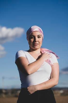 IMAGO Creative: Brustkrebsmonat Young beautiful woman with cancer bandana Copyright: xDavidxAguerox Model Released