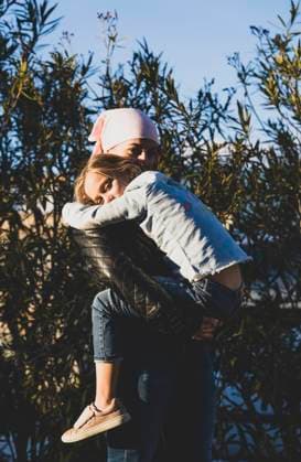 IMAGO Creative: Brustkrebsmonat girls with cancer bandana Copyright: xDavidxAguerox Model Released